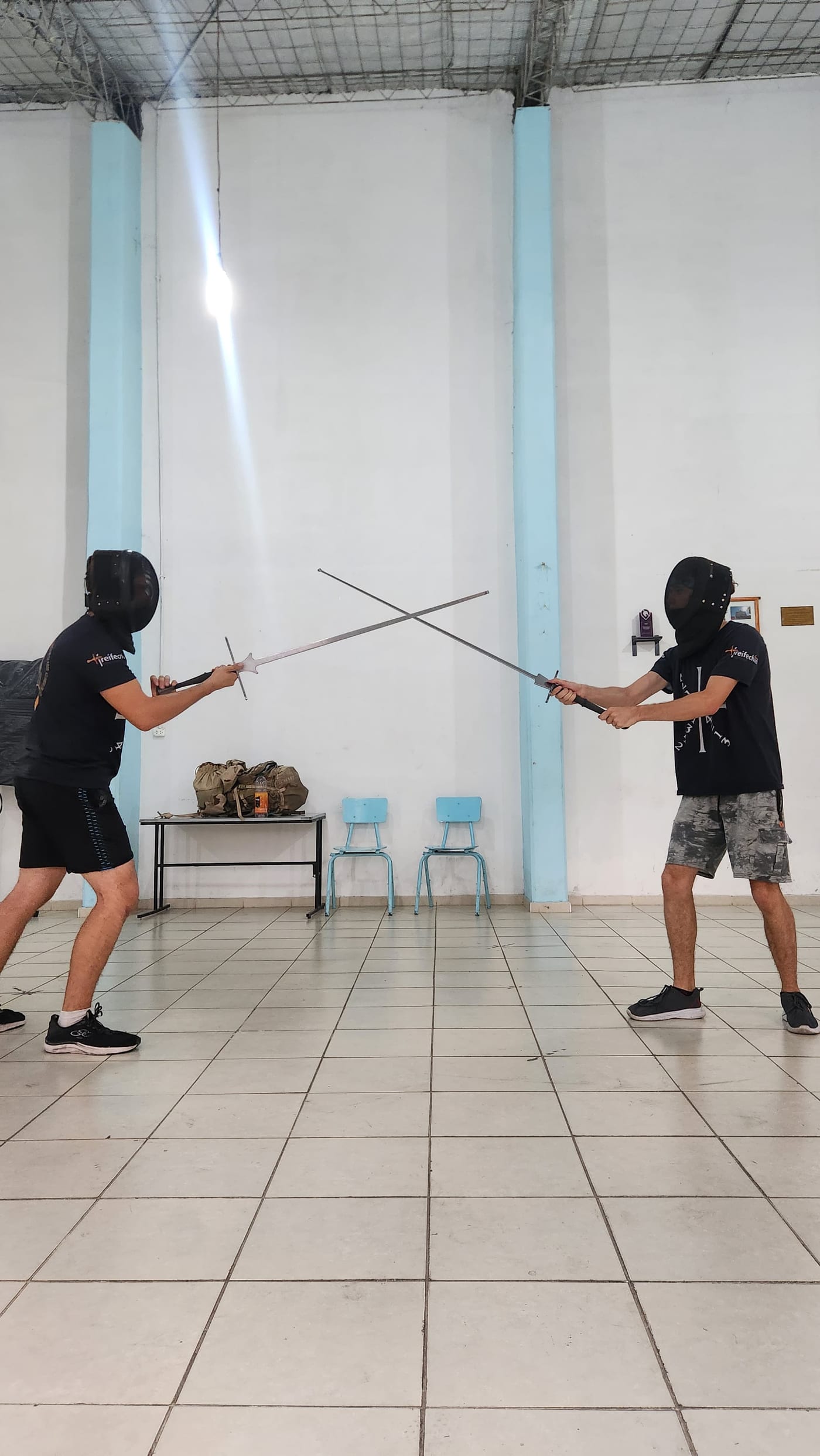Dos personas entrenando esgrima histórica